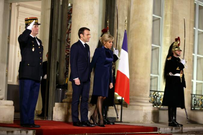 Brigitte Macron, élégante en robe bleu nuit à l'Elysée le 23 janvier 2019 pour recevoir président israélien