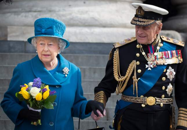 Elisabeth II et le prince Philip, main dans la main à la sortie de la cathédrale St Paul à Londres, le 13 mars 2015
