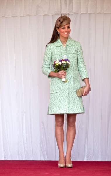 Kate Middleton enceinte en avril 2013 craque pour une robe courte pastel
