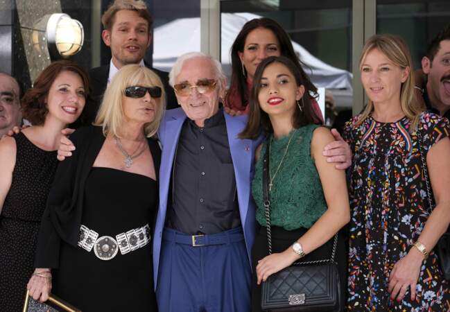 Charles Aznavour avec sa petite-fille Leïla (en vert), ses deux filles Katia et Seda et son fils Nicolas.
