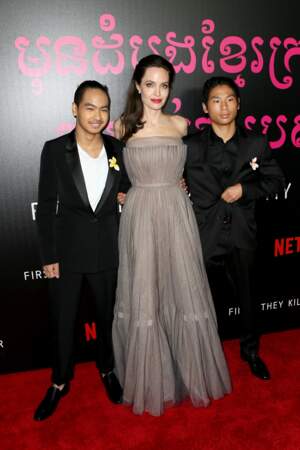 Angelina Jolie entourée de ses fils Maddox Jolie-Pitt et Pax Thien, de vrais gardes du corps