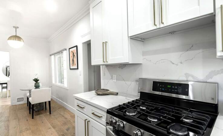 La cuisine épurée, est un espace plus étroit de cette maison de 185 m2 habitables.