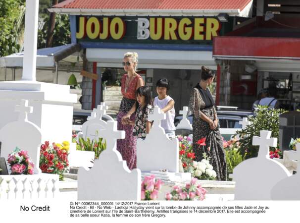  Laeticia Hallyday vient sur la tombe de Johnny accompagnée de ses filles Jade et Joy au cimetière de Lorient 