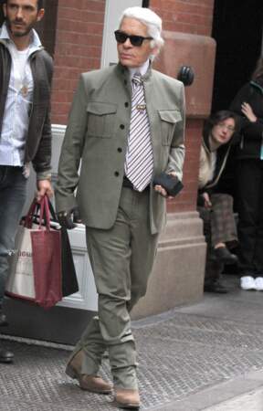 Karl Lagerfeld en costume kaki, dans les rues de New York en 2012