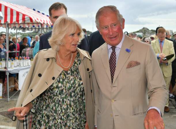 Petit moment de complicité entre Camilla Parker Bowles et le prince Charles pour l'anniversaire de cette dernière 