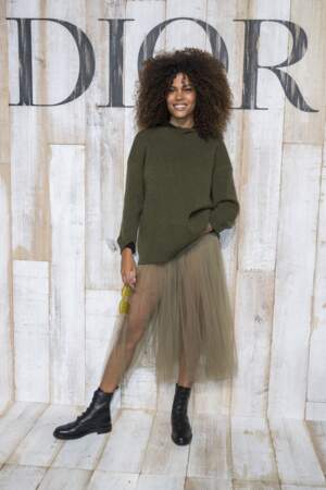 Comme Tina Kunakey, ici lors du photocall Dior, on ose la jupe longue sous un pull oversized.