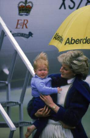 Coup de vent sur le petit prince devant une Diana amusée