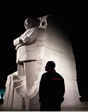 Barack Obama qui pose devant la statue de Martin Luther King
