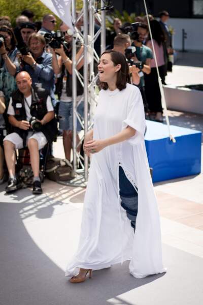Marion Cotillard est arrivée dans une tenue très décontractée au photocall du film "Les Fantômes d'Ismaël".