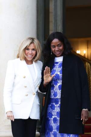 Brigitte Macron raccompagne Clar Weah, la femme du président du Libéria, après un déjeuner de travail 