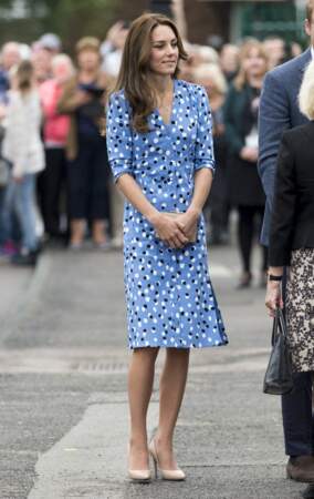 Kate Middleton, en robe à pois Altuzarra, visite l'académie Stewards à Harlow le 16 september 2016