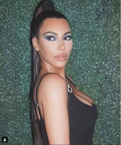 Le bleu va très bien aux yeux marrons comme sur Kim Kardashian