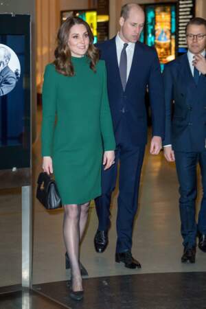Kate Middleton enceinte en voyage à Stockholm le 30 janvier 2018 en robe droite d'un joli vert 