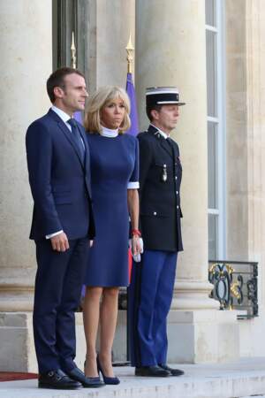 Brigitte Macron en robe bleue courte Louis Vuitton