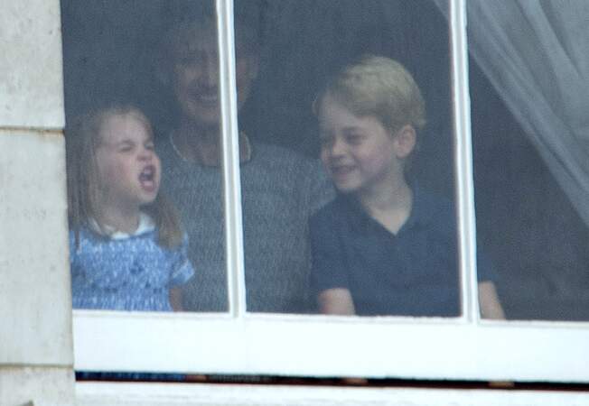 Charlotte et George font les clowns à la fenêtre de Buckingham Palace