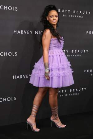 pour le lancement de FentyBeauty à Londres, Rihanna mise sur une robe courte et une queue de cheval