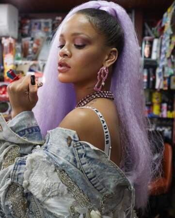 Rihanna cheveux rose et veste en jean pour le Paper Magazine