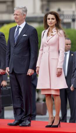 Rania de Jordanie (en manteau rose pale brodé Dior), accueillie par le roi Philippe de Belgique le 18 mai 2016