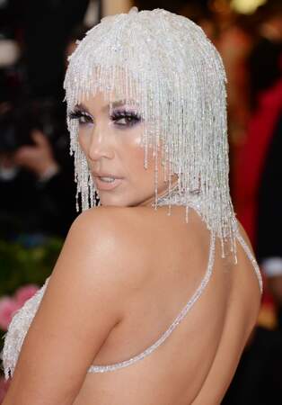 Peau satinée, maquillage appuyé, Jennifer Lopez a 49 ans et rien à envier aux petites jeunes