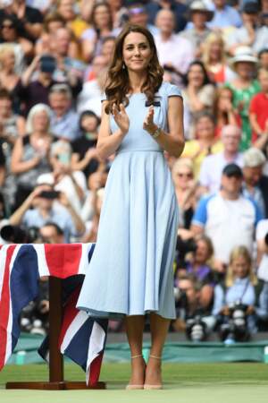 Kate Middleton remet la coupe du vainqueur à Novak Djokovic, lors du tournoi de Wimbledon, le 14 juillet 2019