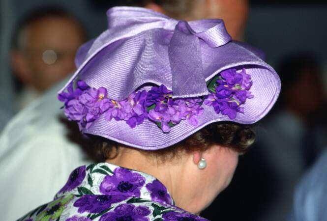 Un mauve satiné et des violettes pour ce chapeau designé par Milliner Philip Somerville