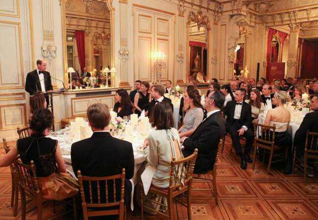 Le prince William prononçant son discours sous les yeux d'une assistance franco-britannique.