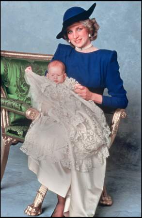 Le prince Harry dans sa robe de baptême, avec sa mère la princesse Diana en 1984
