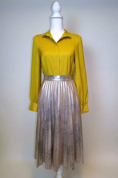 Une jupe métallisée et une chemise jaune en soie sont en vente dans le dressing de Jenifer.
