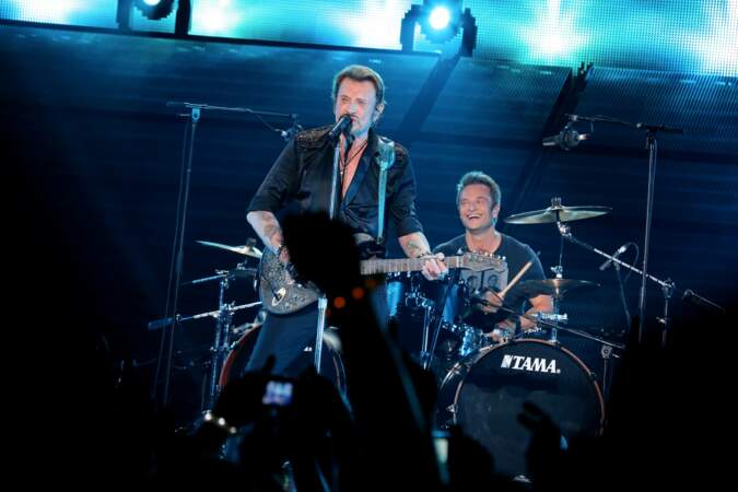 David et Johnny Hallyday sur scène lors de la tournée "Born Rocker Tour" à Bercy le 15 juin 2013