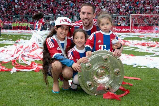 Franck Ribéry fête la victoire du Bayern avec ses trois filles, toutes habillées aux couleurs de l'équipe. 