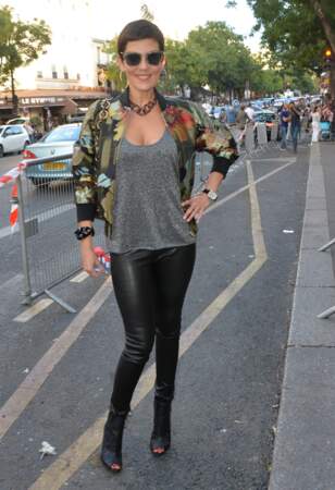 Au  défilé de mode "Jean-Paul Gaultier" 2014, Cristina Cordula nous apprend à porter un slim en cuir version jour.