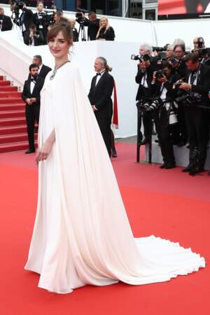 Louise Bourgoin, la nouvelle égérie l'Oréal Paris en robe de vestale blanche