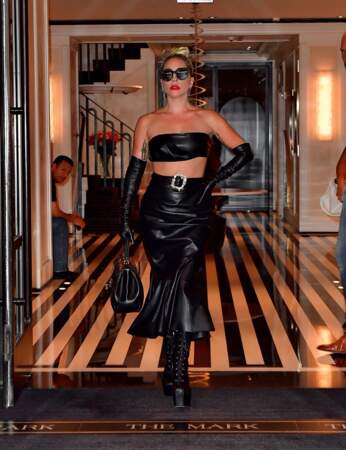 Pour compléter son look, Lady Gaga arborait une ceinture imposante qui marquait sa taille