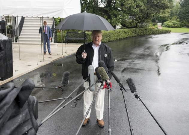 Donald Trump sous son parapluie à Washington