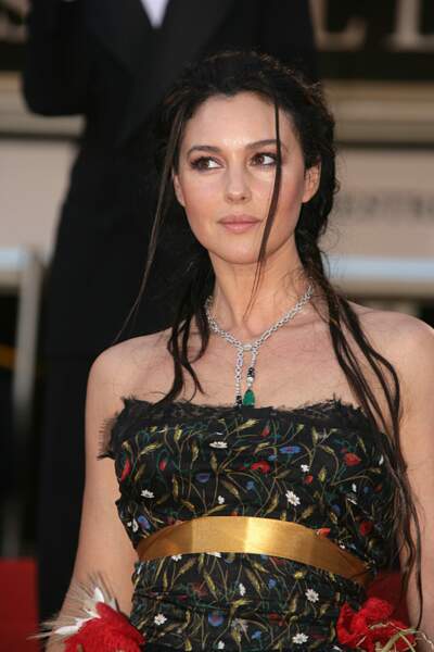Monica Bellucci adopte une coiffure de reine amazone pour monter les marches de Cannes en 2006