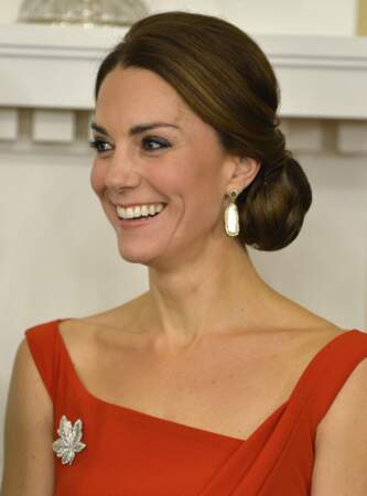 Rayonnante comme toujours, Kate duchesse de Cambridge porte ici un chignon boule bas de nuque rond et massif