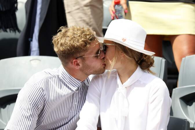 Le baiser de Kevin Mayer et sa compagne Delphine Jariel à Roland Garros en 2018