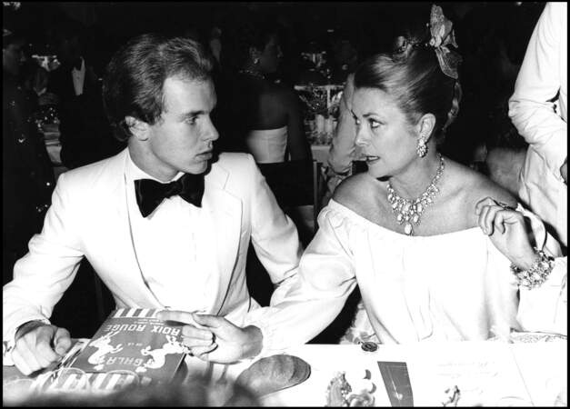 Le prince Albert et sa mère au Bal de la Croix Rouge de Monaco. Entre eux, une relation fusionnelle