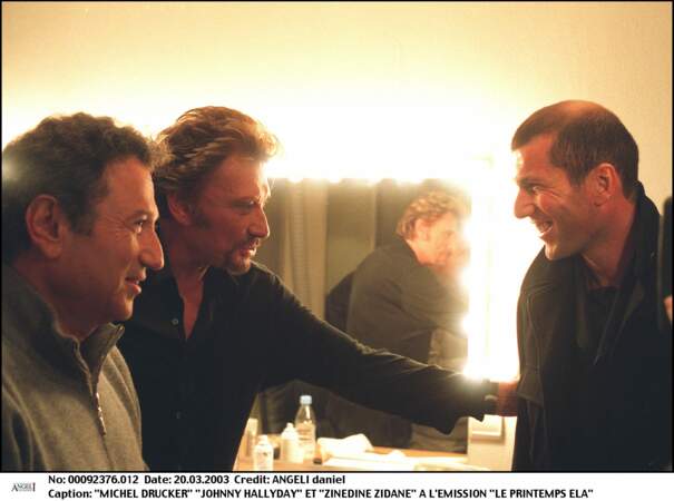 Zinédine Zidane avec Michel Drucker et Johnny Hallyday en 2003 dans les coulisses de l'émission "Le Printemps ELA"