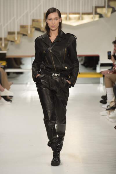 Tod's habille Bella Hadid d'une combinaison pantalon noire ceinturée, oversized et minimaliste.
