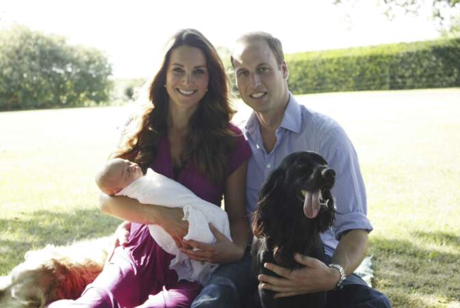 William et Kate posent dans leur jardin avec le prince George et leurs chiens Lupo et Tilly, le 19 août 2013