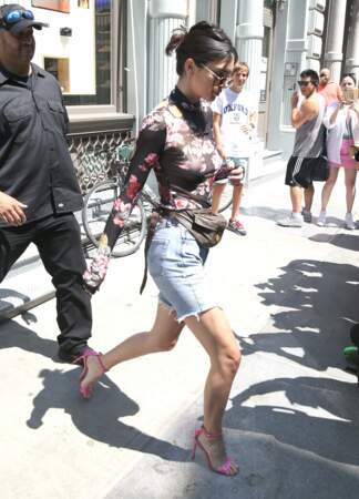 Kendall Jenner en haut transparent dans les rues de New York