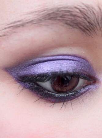 Le fard violet métallique sur les yeux marrons
