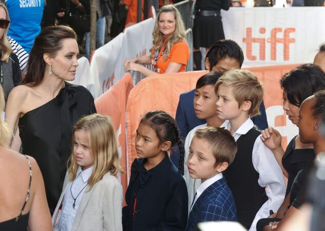 Vivienne Jolie-Pitt, bien qu'elle s'habille souvent en garçon manqué, porte les cheveux longs lâchés
