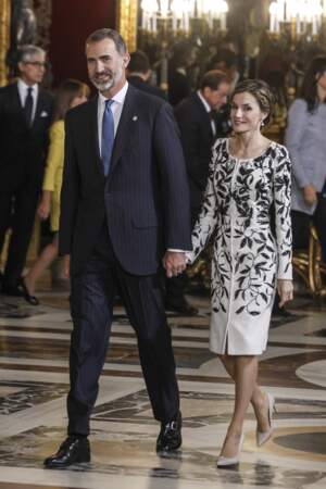 Letizia d'Espagne, fidèle à son couturier Felipe Varela porte une robe blanche orné de feuillages noirs