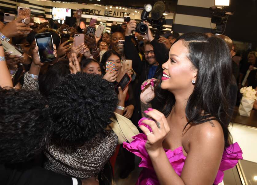 Robe, bouche et ongles roses pour Rihanna, radieuse chez Sephora