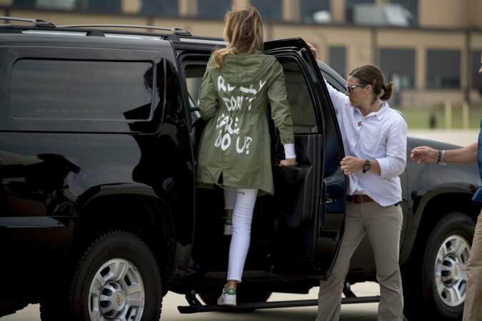 Melania Trump entre dans sa voiture avec sa veste  "Je m'en fiche complètement, et vous ?"