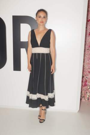 5 mois après la naissance de sa fille, Natalie Portman est juste sublime dans sa robe Dior