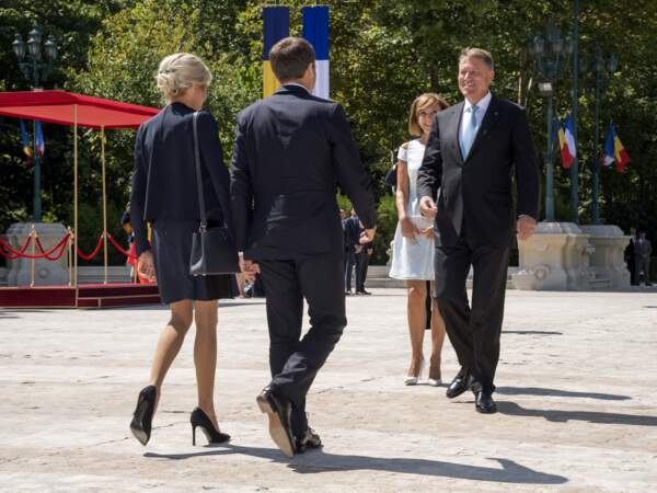 Brigitte Macron en total look bleu et chignon chic fait honneur à la Roumanie