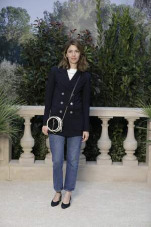 Sofia Coppola prend la pose dans le décor de Riviera italienne du défilé Chanel Haute-Couture.